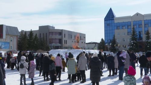 Сегодня на центральной площади города нурлатцы проводили зиму и встретили весну