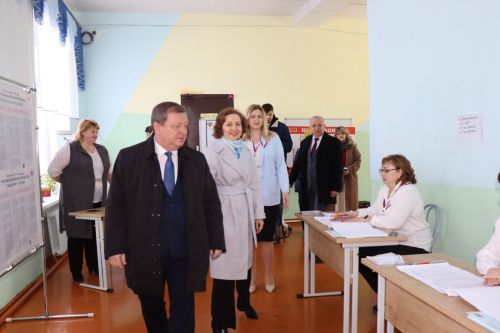 Глава Нурлатского района Дамир Ишкинеев на своем участке проголосовал на выборах Президента России