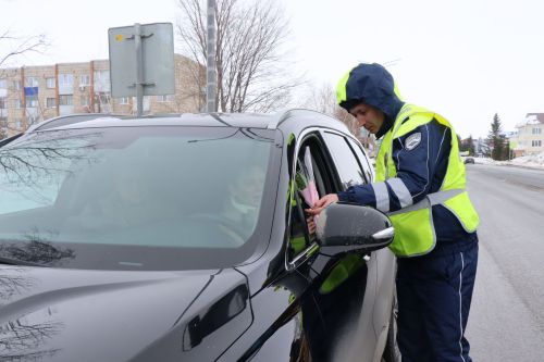Накануне 8 Марта автоинспекторы поздравили нурлатских автоледи