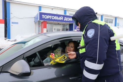 Накануне 8 Марта автоинспекторы поздравили нурлатских автоледи