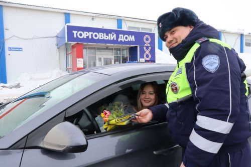 Накануне 8 Марта автоинспекторы поздравили нурлатских автоледи