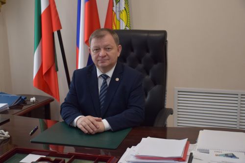 Дамир Ишкинеев поздравляет женщин Нурлатского района с 8 марта