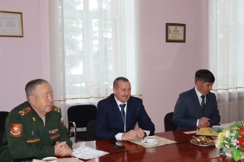 В Нурлате участникам СВО вручили удостоверение боевых действий