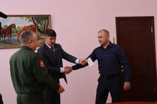 В Нурлате участникам СВО вручили удостоверение боевых действий
