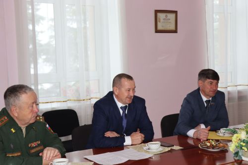 В Нурлате участникам СВО вручили удостоверение боевых действий