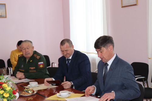 В Нурлате участникам СВО вручили удостоверение боевых действий
