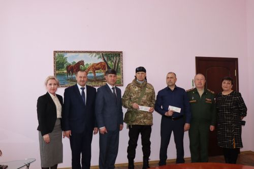 В Нурлате участникам СВО вручили удостоверение боевых действий
