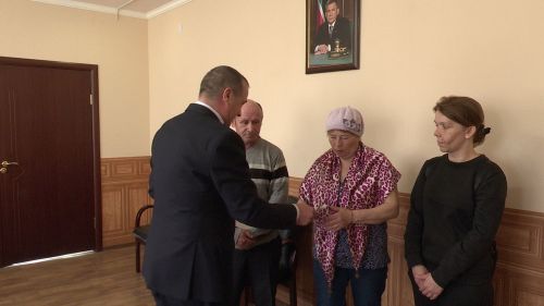 Асгать Габдуллин подарил нурлатцам подписку на районную газету