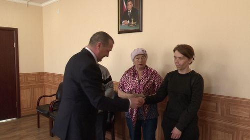 Асгать Габдуллин подарил нурлатцам подписку на районную газету