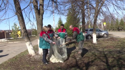 В рамках санитарно-экологического двухмесячника в Нурлате прошел общегородской субботник