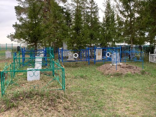 Жители Старой Амзи Нурлатского района организовали субботник на кладбище