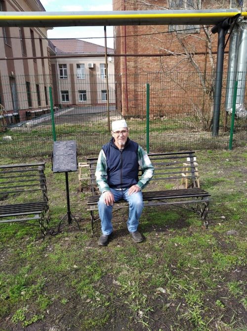 Выпускники Нурлатской школы № 1 продолжают устанавливать именные скамейки на аллее памяти учителей