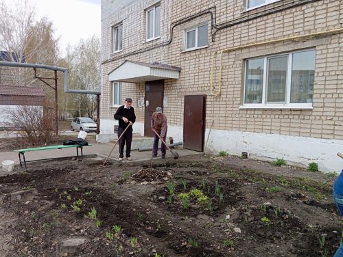 На субботник нурлатцы вышли всем двором