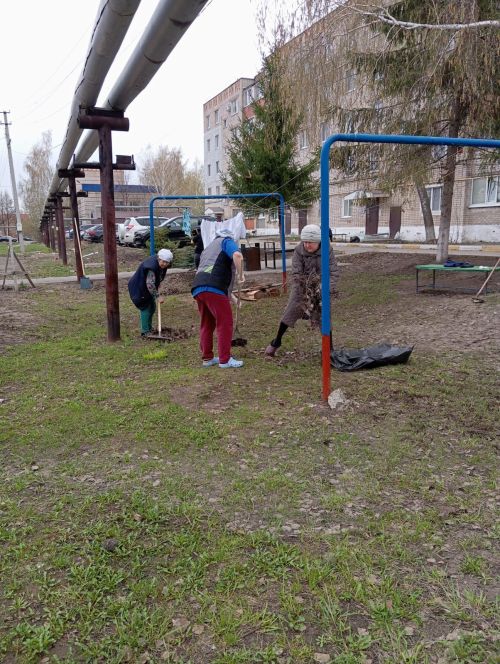 На субботник нурлатцы вышли всем двором