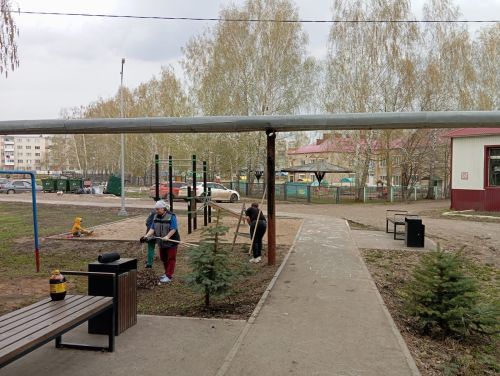 На субботник нурлатцы вышли всем двором