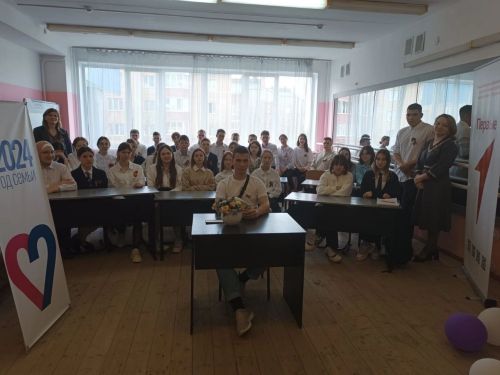 Учащиеся Нурлатской школы №9 встретились с бойцом СВО