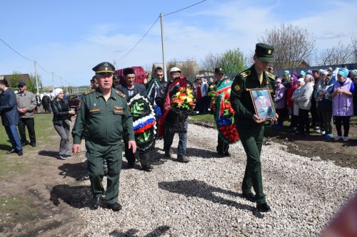 В Нурлатском районе проводили в последний путь участника СВО