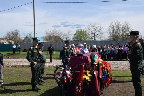 В Нурлатском районе проводили в последний путь участника СВО