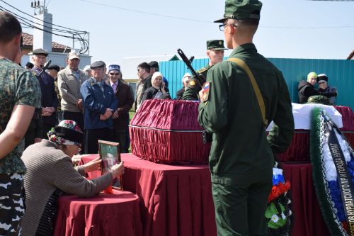 В Нурлатском районе проводили в последний путь участника СВО