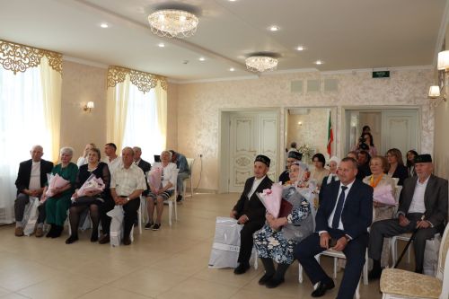 В Нурлате поздравили юбиляров семейной жизни