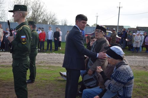 В Нурлатском районе проводили в последний путь участника СВО