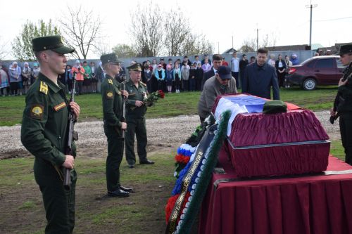 В Нурлатском районе проводили в последний путь участника СВО