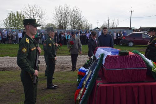В Нурлатском районе проводили в последний путь участника СВО