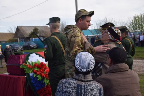 В Нурлатском районе проводили в последний путь участника СВО