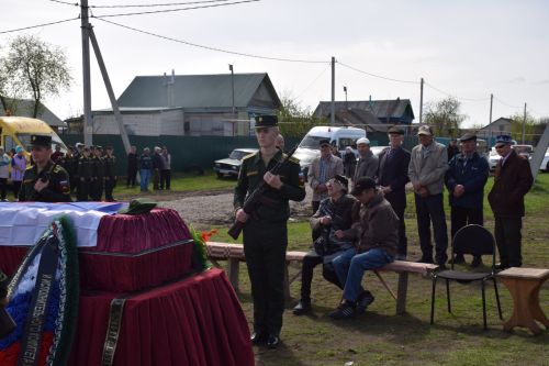 В Нурлатском районе проводили в последний путь участника СВО
