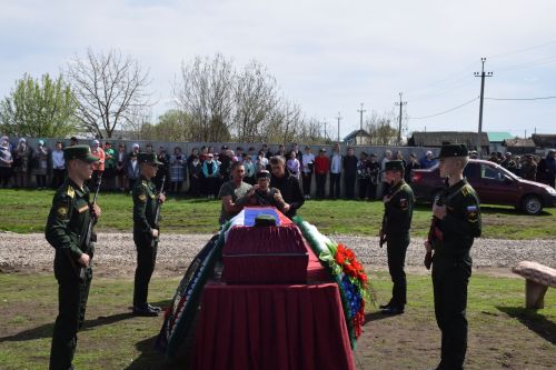 В Нурлатском районе проводили в последний путь участника СВО