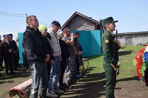 В Нурлатском районе проводили в последний путь участника СВО
