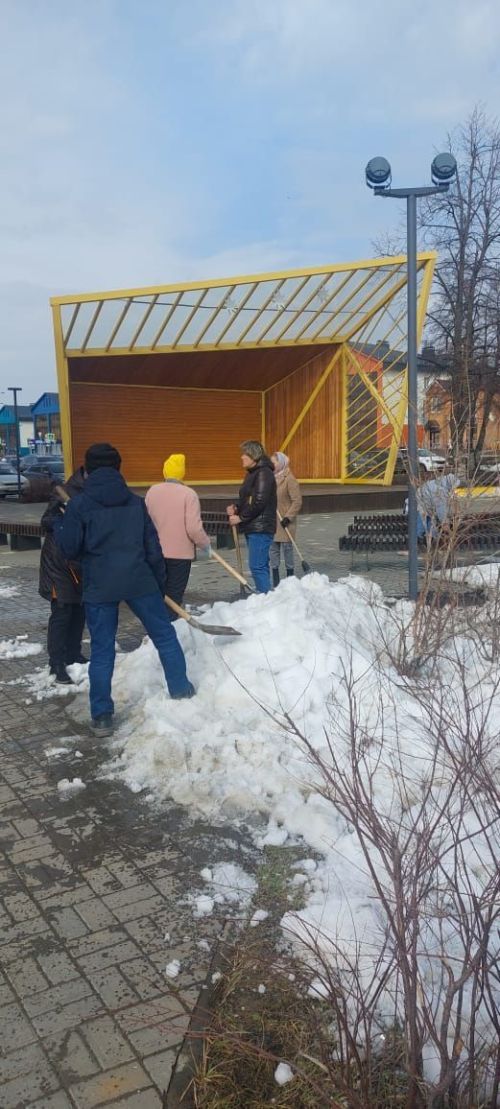 В Нурлате проходит первый в этом году субботник