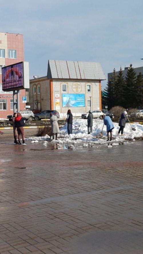 В Нурлате проходит первый в этом году субботник