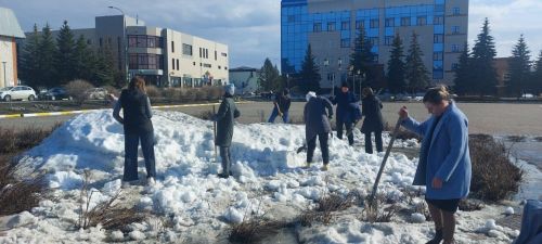 В Нурлате проходит первый в этом году субботник