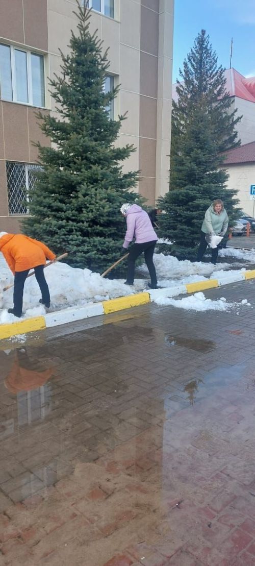 В Нурлате проходит первый в этом году субботник