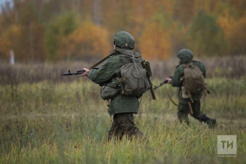 Школьники изготавливают окопные свечи для штурмовиков на передовой