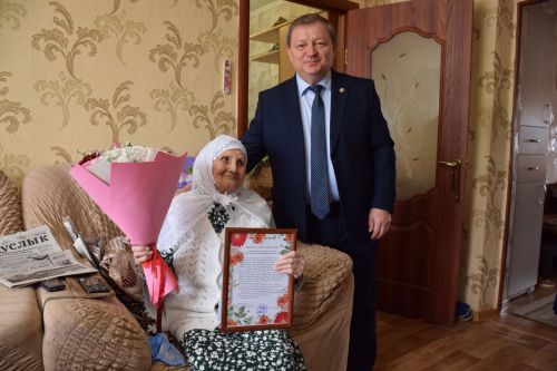 Жительница Нурлата Сакибя Минабутдинова отмечает 95-летний юбилей