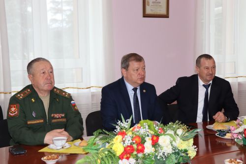Глава Нурлатского района встретился с земляками - участниками СВО