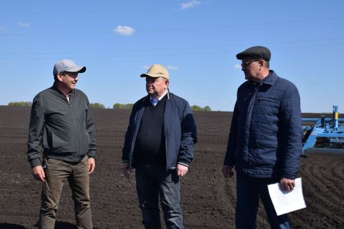 Глава Нурлатского района ознакомился с ходом посевных работ на полях района