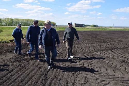 Глава Нурлатского района ознакомился с ходом посевных работ на полях района