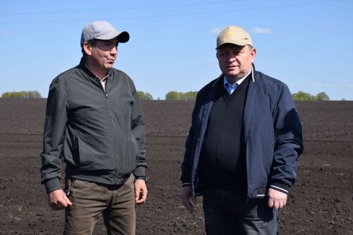 Глава Нурлатского района ознакомился с ходом посевных работ на полях района