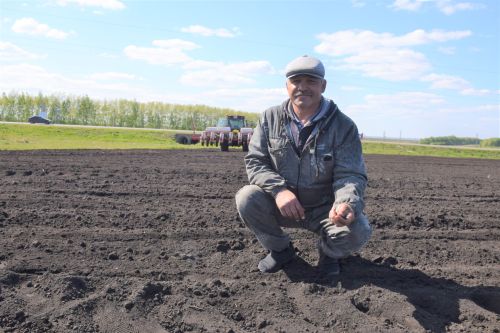 Глава Нурлатского района ознакомился с ходом посевных работ на полях района