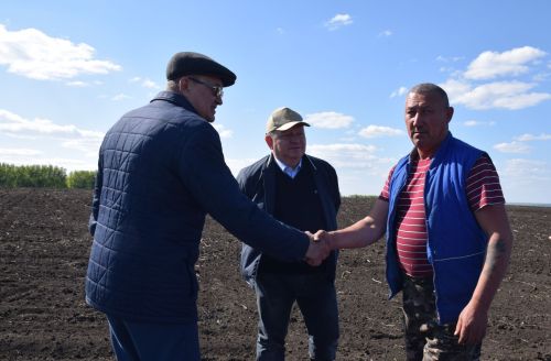 Глава Нурлатского района ознакомился с ходом посевных работ на полях района