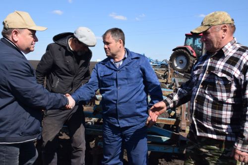 Глава Нурлатского района ознакомился с ходом посевных работ на полях района
