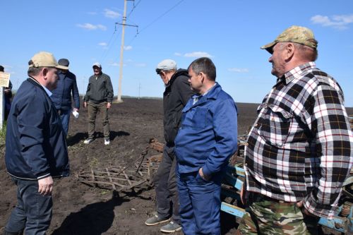 Глава Нурлатского района ознакомился с ходом посевных работ на полях района