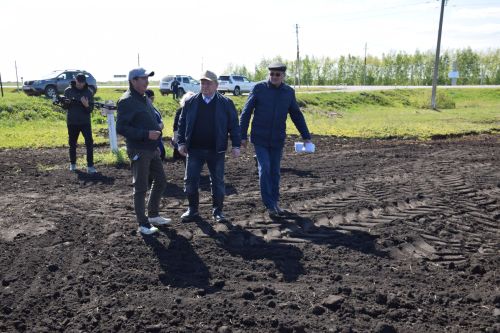 Глава Нурлатского района ознакомился с ходом посевных работ на полях района