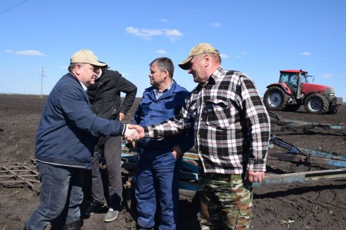 Глава Нурлатского района ознакомился с ходом посевных работ на полях района