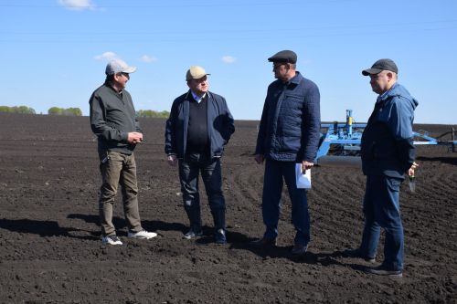Глава Нурлатского района ознакомился с ходом посевных работ на полях района