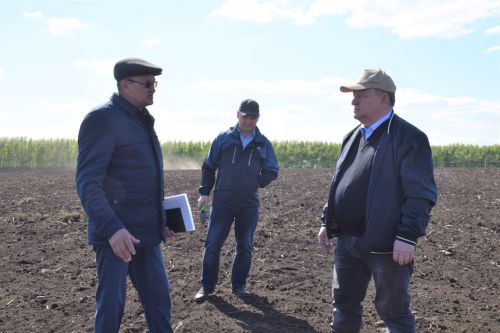 Глава Нурлатского района ознакомился с ходом посевных работ на полях района
