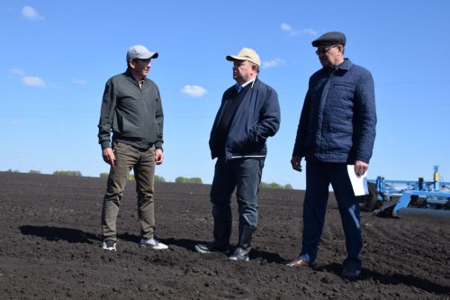Глава Нурлатского района ознакомился с ходом посевных работ на полях района
